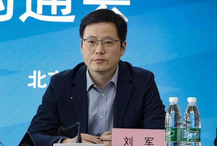 黄喜灿则刚刚与俱乐部签下新的合同，他将搭档库尼亚和萨拉维亚组成进攻三叉戟。